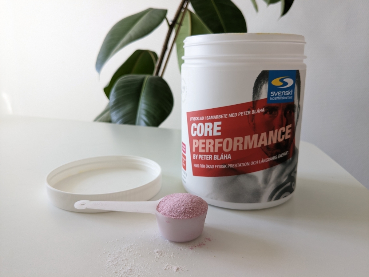 Core Performance burk och uppmätt skopa på vårt testbord